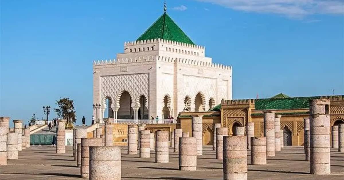 Das beeindruckende Mausoleum von Mohammed V in Rabat – ein Meisterwerk aus Marmor und Zellij.